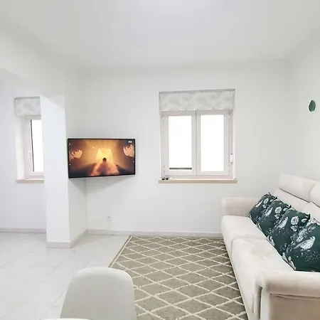 Caldas Da Rainha's & White Apartment *